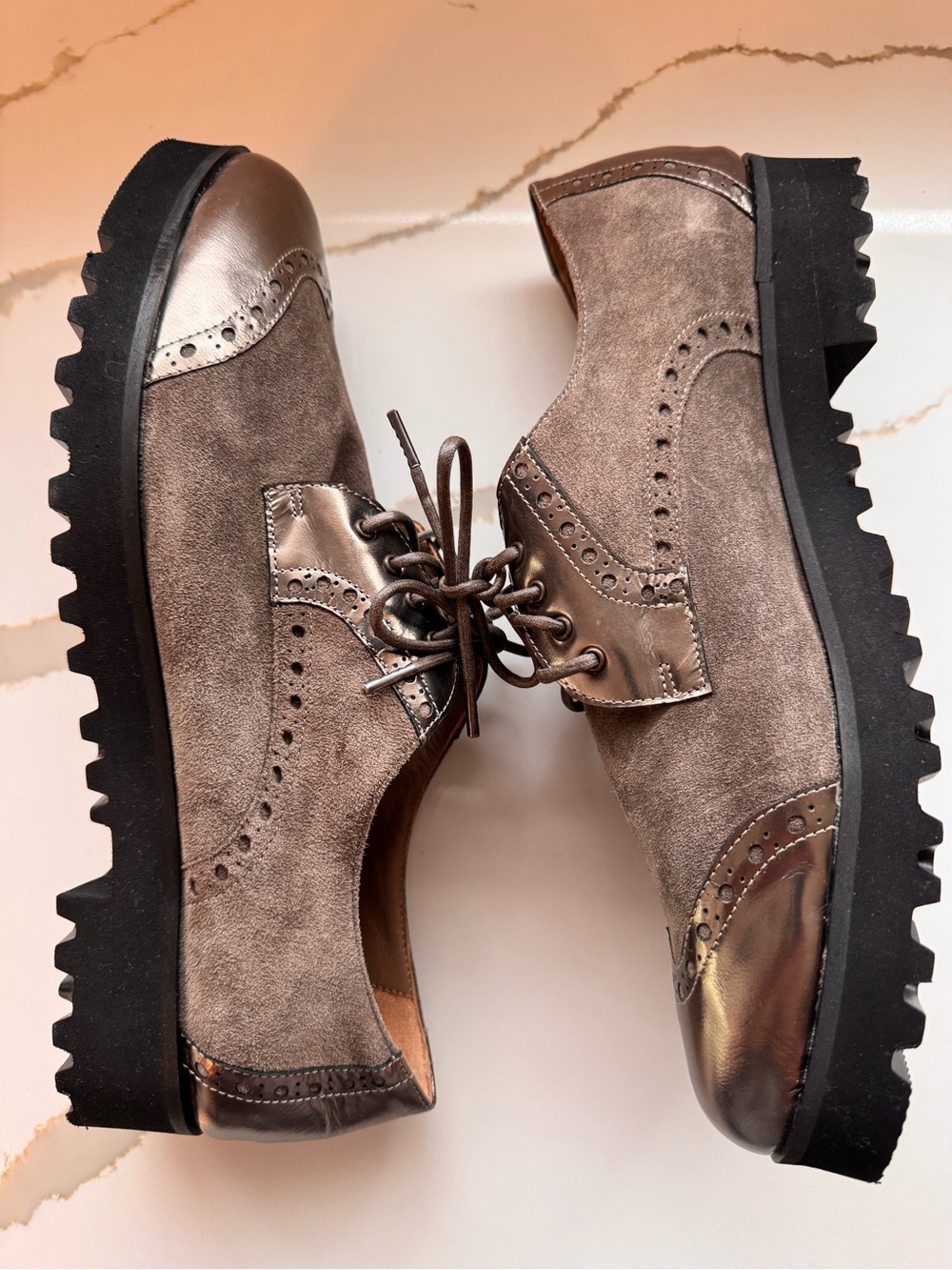 ANYI LU Metallic Silver & Suede Wingtip Lug Sole Oxfords 41